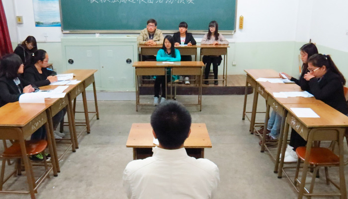 我们首届模拟法庭进校园活动预赛开幕 我们首届模拟法庭进校园活动预赛开幕