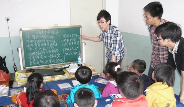 建筑土木学生党支部开展义务支教活动 建筑土木学生党支部开展义务支教活动