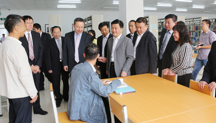 我们举行孔子像落成典礼仪式 我们举行孔子像落成典礼仪式