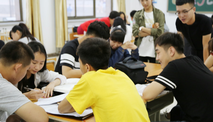 我们“学霸工作坊”继续助力学风建设 我们“学霸工作坊”继续助力学风建设