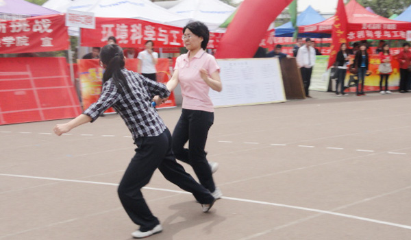 我们在校2011年田径运动会上取得竞赛成绩和精神文明双丰收 我们在校2011年田径运动会上取得竞赛成绩和精神文明双丰收