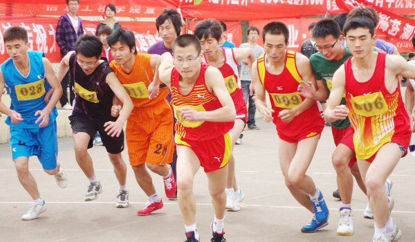 我们在校2011年田径运动会上取得竞赛成绩和精神文明双丰收 我们在校2011年田径运动会上取得竞赛成绩和精神文明双丰收