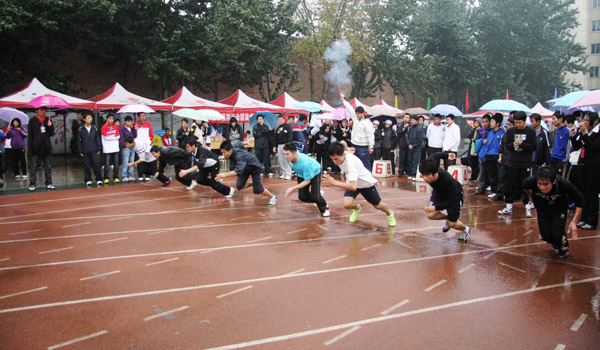 我们2010级新生田径运动会圆满落幕 我们2010级新生田径运动会圆满落幕