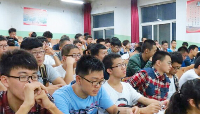 我们成功举办2014-2015学年安全教育讲座 我们成功举办2014-2015学年安全教育讲座