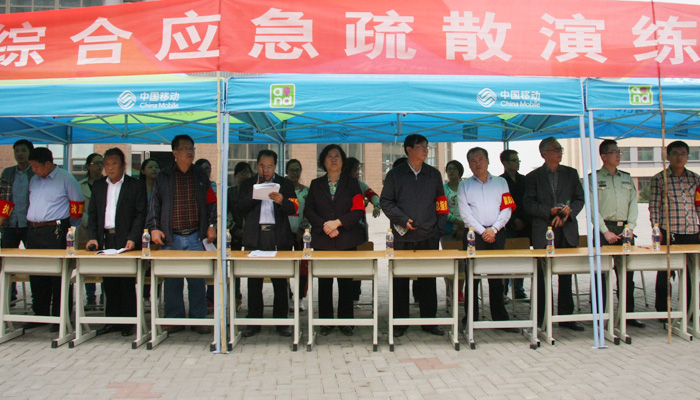 我们举行2014级新生地震消防综合应急疏散演练 我们举行2014级新生地震消防综合应急疏散演练