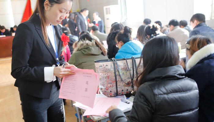 我们隆重召开第二届第一次教职工暨工会会员代表大会 我们隆重召开第二届第一次教职工暨工会会员代表大会