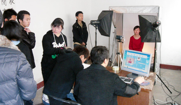 我们长风校区2010级同学完成身份证相片采集工作