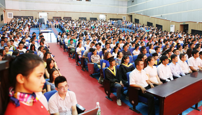 我们隆重举行2015届毕业生毕业典礼暨学位授予大会