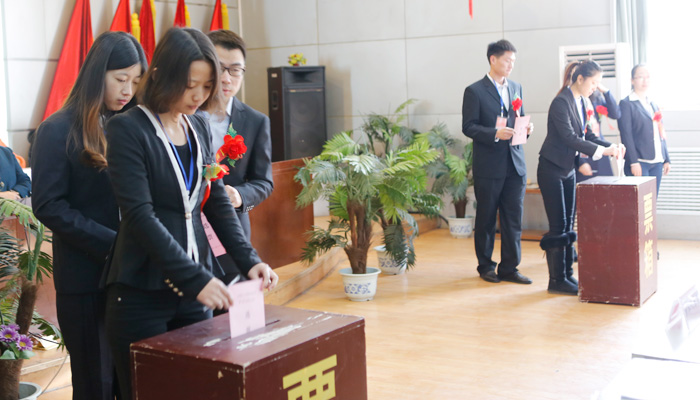 我们隆重召开第二届第一次教职工暨工会会员代表大会 我们隆重召开第二届第一次教职工暨工会会员代表大会