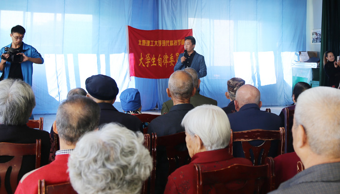 我们自律委开展重阳节敬老活动