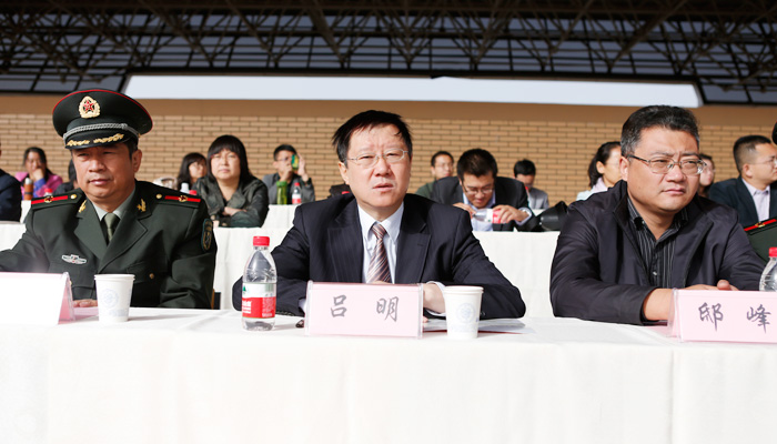 我们隆重举行2013级新生开学典礼暨军训动员大会 我们隆重举行2013级新生开学典礼暨军训动员大会