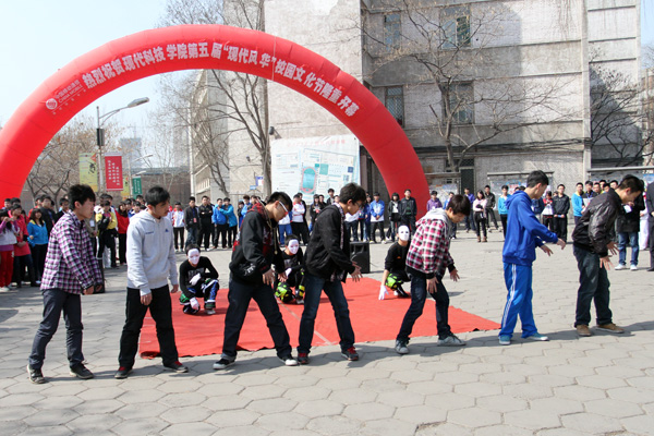 我们第五届“现代风华”校园文化节隆重开幕 我们第五届“现代风华”校园文化节隆重开幕