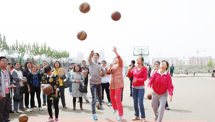 我们在明向校区成功举办2014年教职工健身体育活动 我们在明向校区成功举办2014年教职工健身体育活动