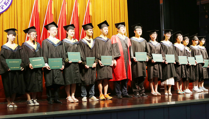 我们隆重举行2015届毕业生毕业典礼暨学位授予大会
