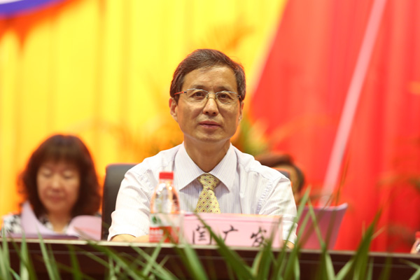 我们举行2012届毕业生毕业典礼 我们举行2012届毕业生毕业典礼