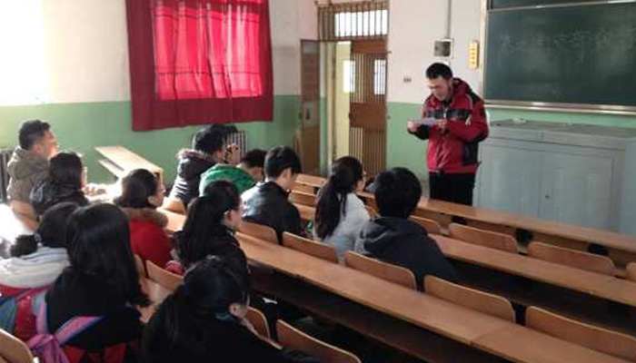 我们第二学生党总支召开专题组织生活会