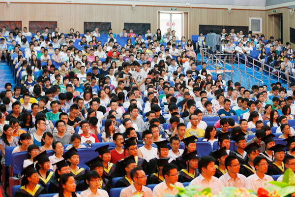 我们举行2013届毕业生毕业典礼暨学位授予大会