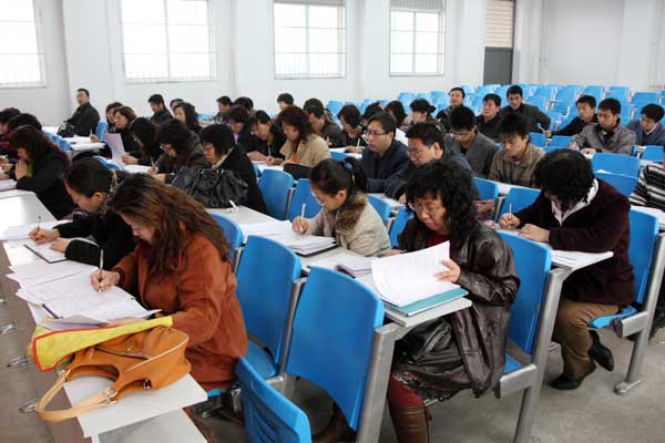 我们召开全体辅导员会议安排09-10学年第二学期开学工作 我们召开全体辅导员会议安排09-10学年第二学期开学工作