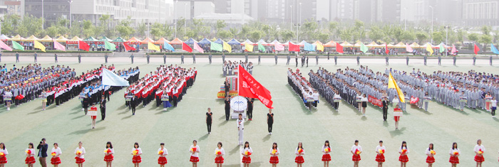 我们隆重举行2013级学生春季田径运动会 我们隆重举行2013级学生春季田径运动会