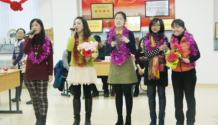 我们举办教职工迎新年卡拉OK比赛