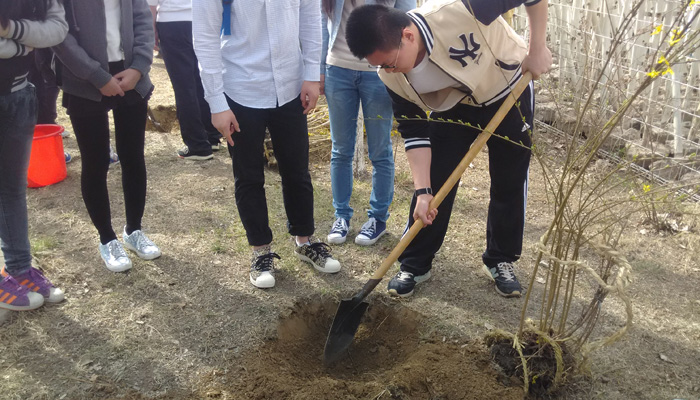 我们第三学生党总支开展“为城市添绿,做先锋党员”主题党日活动 我们第三学生党总支开展“为城市添绿,做先锋党员”主题党日活动
