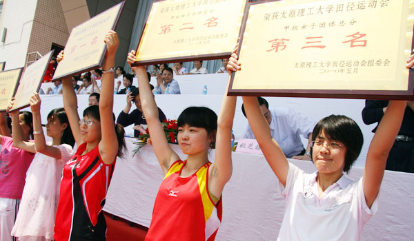 我们在校2010年田径运动会甲乙两个组别中取得优异成绩 我们在校2010年田径运动会甲乙两个组别中取得优异成绩