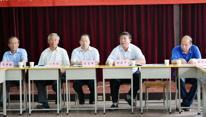 我们召开党委中心组理论学习扩大会 我们召开党委中心组理论学习扩大会