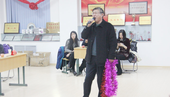 我们举办教职工迎新年卡拉OK比赛