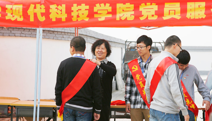 我们第一学生党支部顺利完成迎新服务岗工作