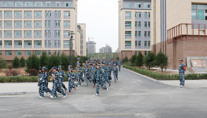 我们举行2014级新生地震消防综合应急疏散演练 我们举行2014级新生地震消防综合应急疏散演练