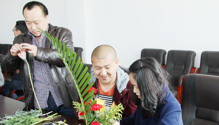 我们举行“青春·知性·美丽”庆祝“三八”妇女节插花比赛 我们举行“青春·知性·美丽”庆祝“三八”妇女节插花比赛