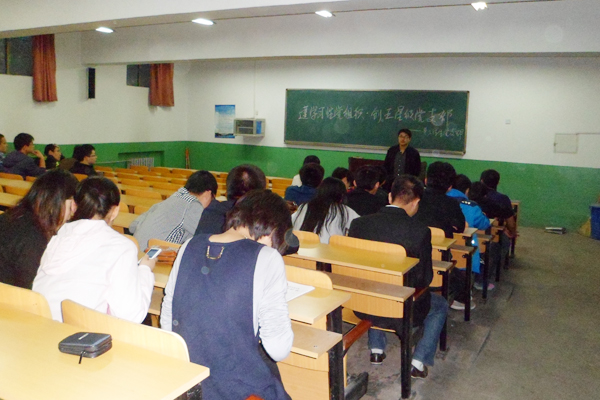 第三学生党支部召开“建学习型党组织•创五星级党支部”组织生活会 第三学生党支部召开“建学习型党组织•创五星级党支部”组织生活会