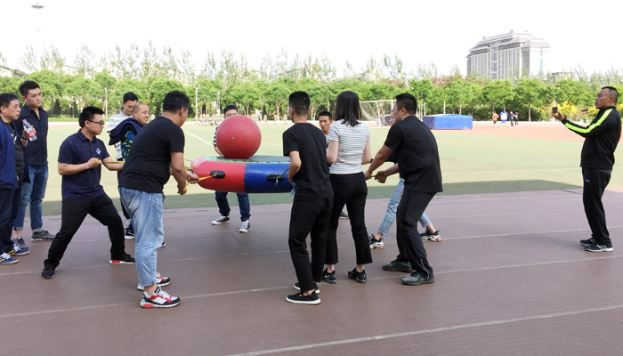 我们工会组织参加校教职工运动会的运动员进行集中训练 我们工会组织参加校教职工运动会的运动员进行集中训练