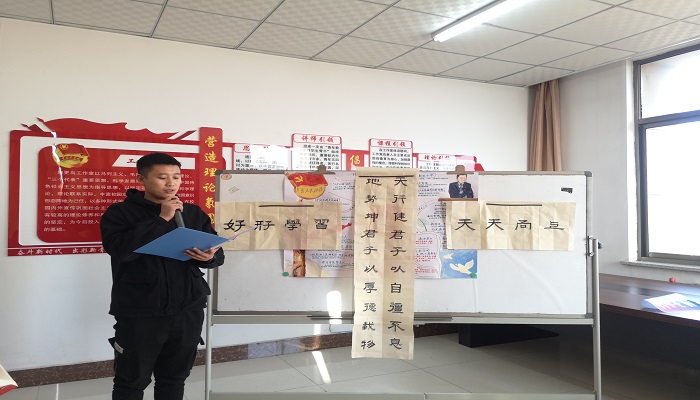 院党委书记田忠刚和“青马工程”讲师、学员共读一本书 院党委书记田忠刚和“青马工程”讲师、学员共读一本书