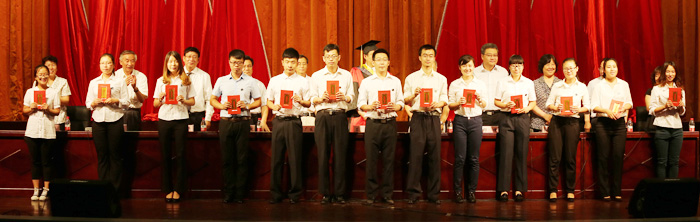 我们隆重举行2014届毕业生毕业典礼暨学位授予大会 我们隆重举行2014届毕业生毕业典礼暨学位授予大会