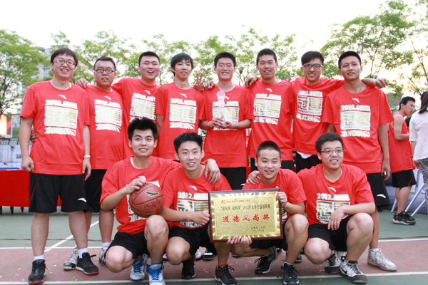 我们篮球队在2012年校篮球联赛中夺冠 我们篮球队在2012年校篮球联赛中夺冠
