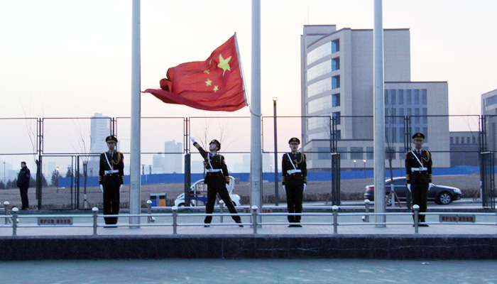 我们在孝义校区举行新学期升国旗仪式 我们在孝义校区举行新学期升国旗仪式