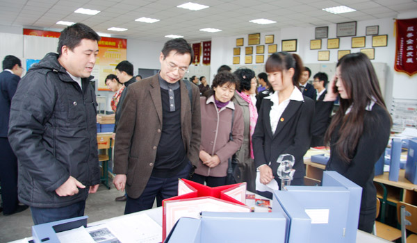 校基层单位文明和谐创建工作检查考核组莅临我们检查指导 校基层单位文明和谐创建工作检查考核组莅临我们检查指导