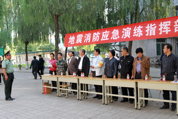我们举行新生地震消防综合应急疏散演练
