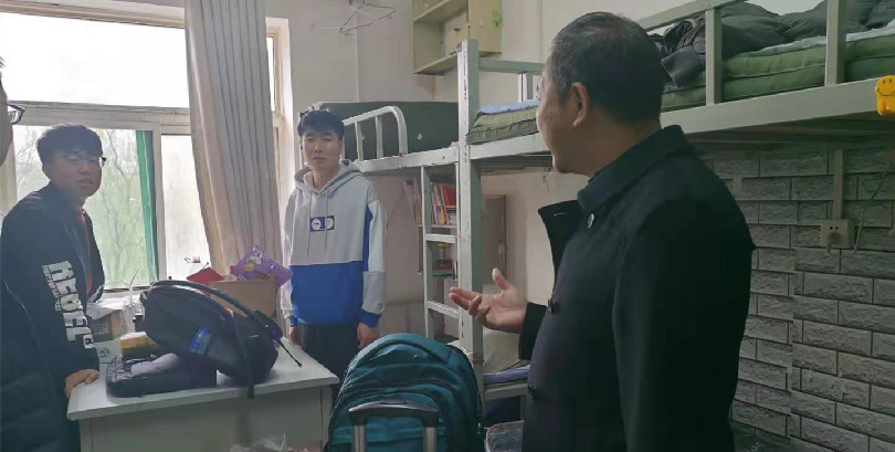 我们领导看望新学期返校学生 我们领导看望新学期返校学生