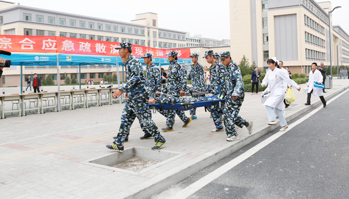 我们举行2014级新生地震消防综合应急疏散演练 我们举行2014级新生地震消防综合应急疏散演练