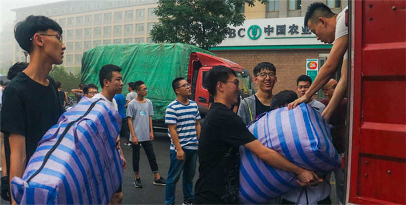 我们圆满完成2016级学生搬迁工作 我们圆满完成2016级学生搬迁工作