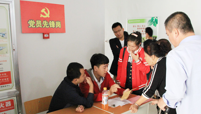 我们十七学生党支部开展迎新志愿服务活动 我们十七学生党支部开展迎新志愿服务活动