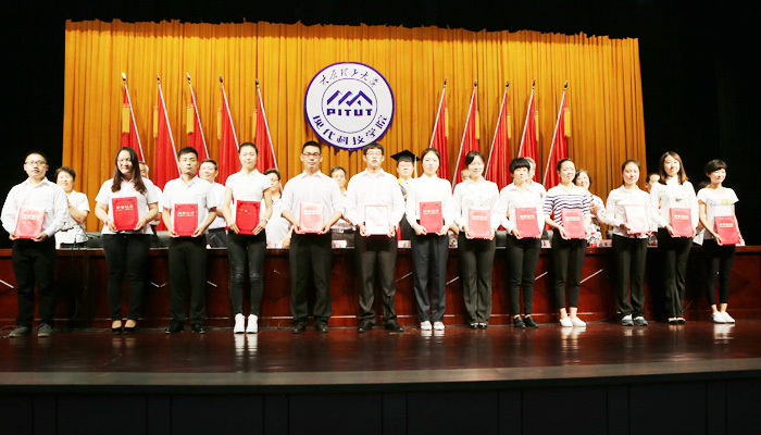 我们隆重举行2015届毕业生毕业典礼暨学位授予大会