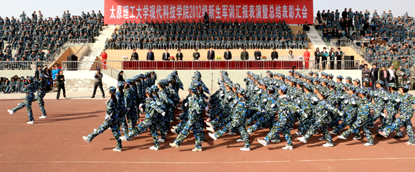 我们隆重举行2012级新生军训汇报表演暨总结表彰大会 我们隆重举行2012级新生军训汇报表演暨总结表彰大会
