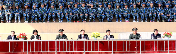 我们隆重举行2012级新生军训汇报表演暨总结表彰大会 我们隆重举行2012级新生军训汇报表演暨总结表彰大会