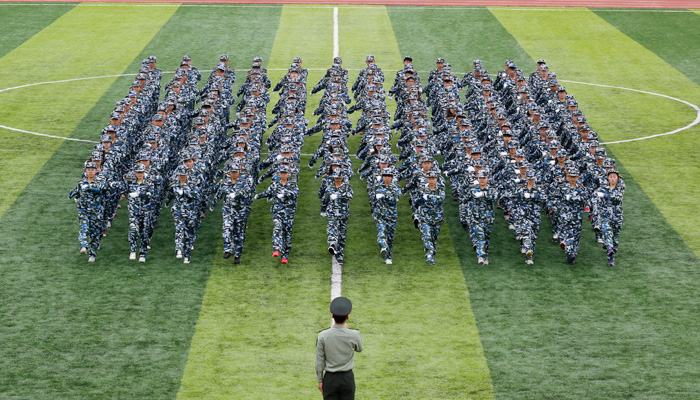我们举行2014级新生军训汇报表演暨总结表彰大会