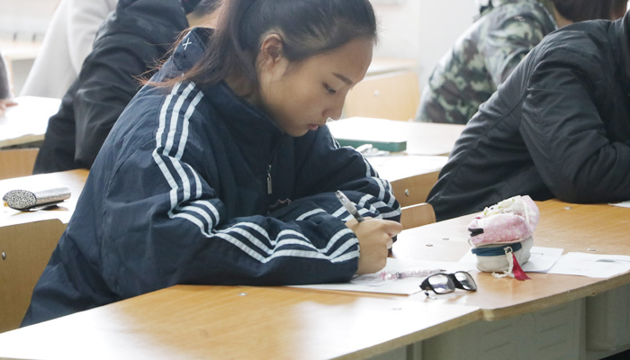 我们学霸工作坊成功举办四级模拟考试