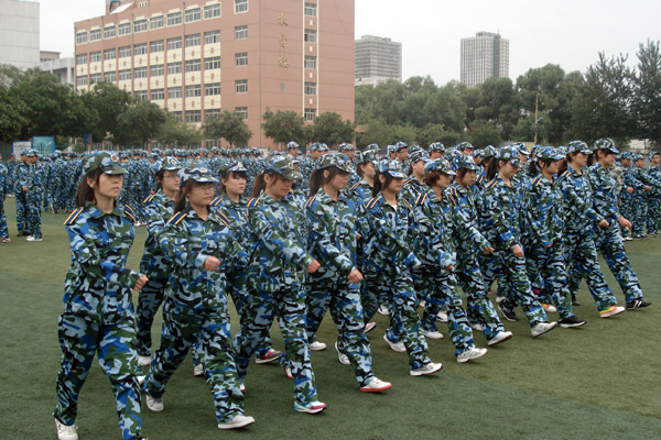 我们2011级新生正式迎来军训生活 我们2011级新生正式迎来军训生活