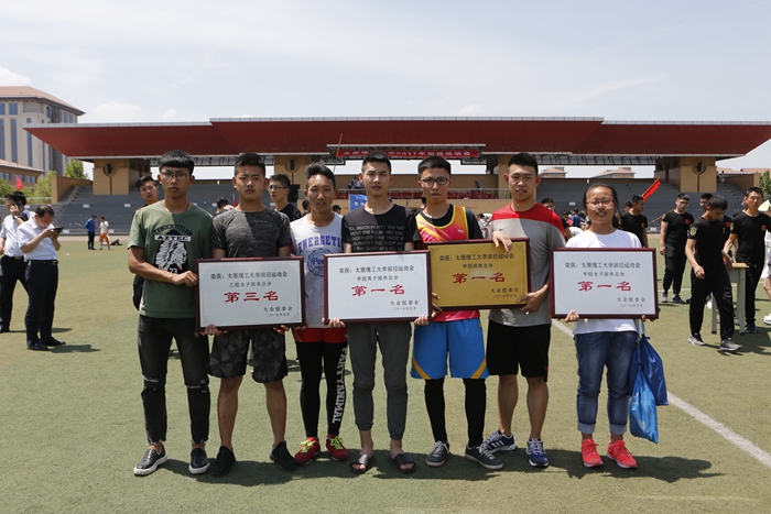 我们代表团在校2017年田径运动会上再创佳绩 我们代表团在校2017年田径运动会上再创佳绩